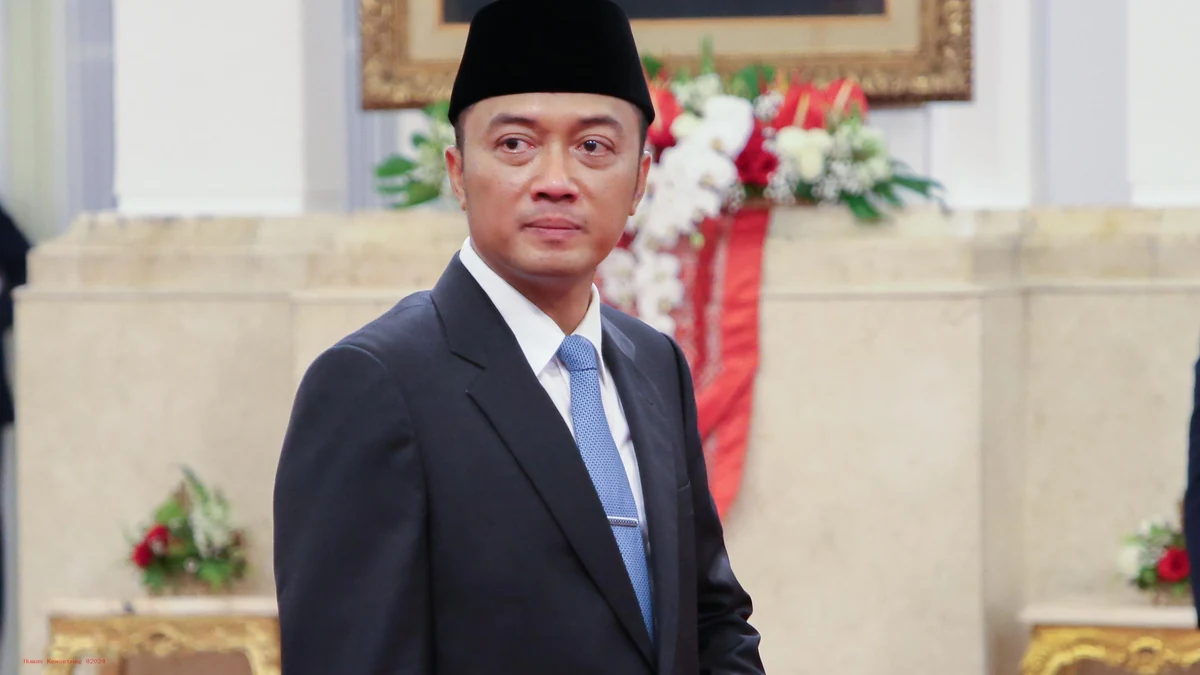 Potret Menteri Sekretaris Negara Prasetyo Hadi berjas hitam dan peci hitam di Istana Negara
