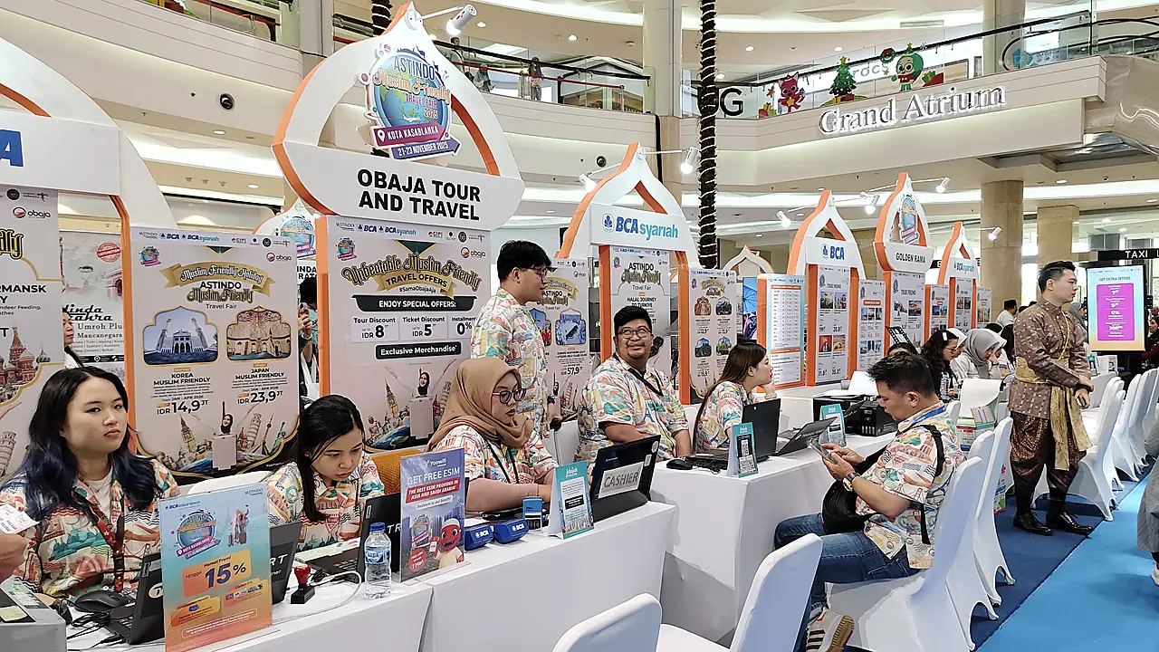 Suasana pameran akbar ASTINDO Muslim Friendly Travel Fair 2026 di Grand Atrium Mall Kota Kasablanka Jakarta Selatan dengan panggung utama dan booth travel agent
