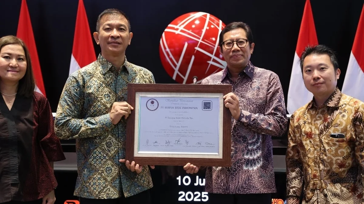 Manajemen PT Trimitra Trans Persada Tbk memegang sertifikat pencatatan saham dari Bursa Efek Indonesia, 10 Juli 2025