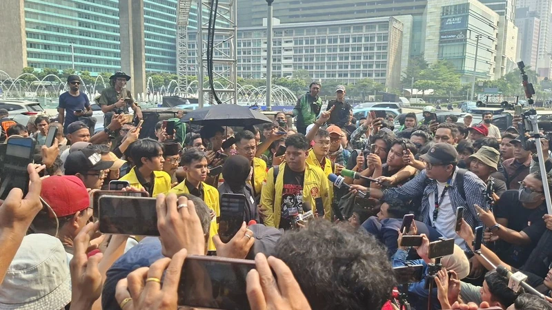 Perwakilan mahasiswa BEM UI berjaket kuning menggelar konferensi pers di kawasan Bundaran Hotel Indonesia Jakarta Pusat