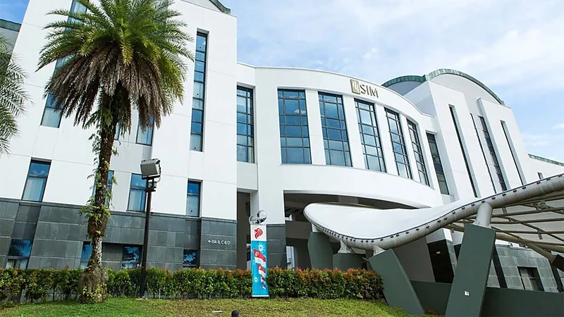 Gedung Singapore Institute of Management di Clementi Road, Singapura, dengan fasad putih melengkung dan halaman hijau