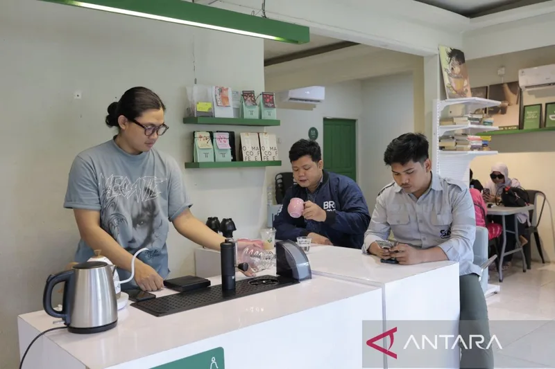 Barista muda menyiapkan kopi di kedai kopi UMKM rumahan yang sederhana namun modern