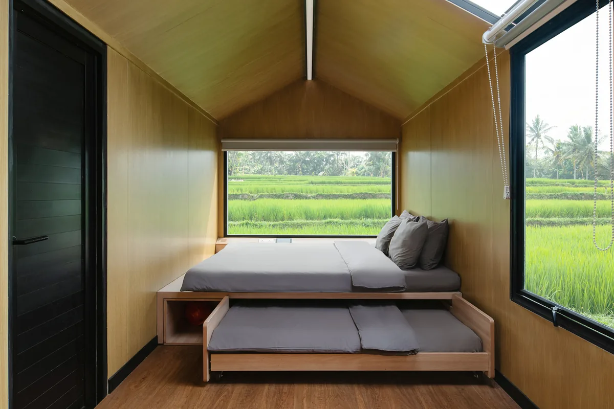 Interior Bobocabin dengan jendela besar menghadap pemandangan hijau - desain modular Bobobox