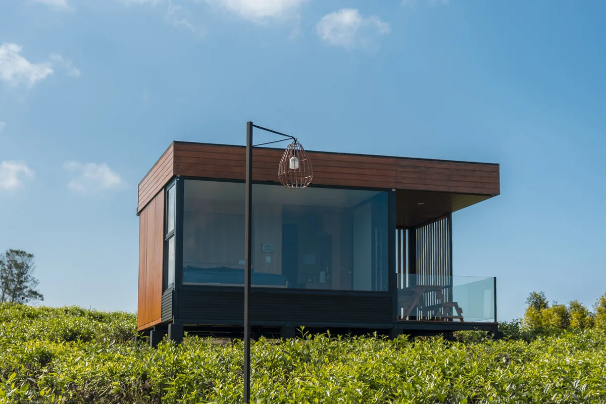 Bobocabin Sukawana di tengah perkebunan teh Bandung - unit kabin modular Bobobox