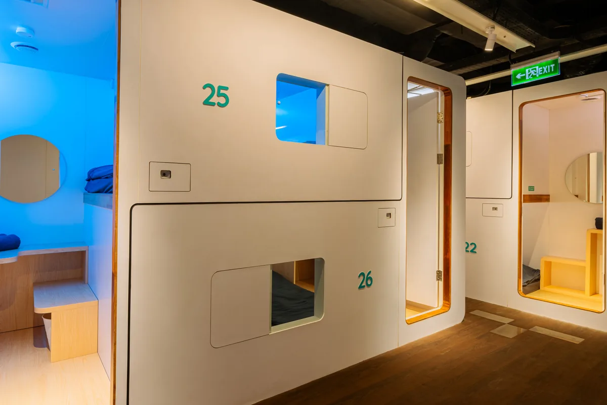 Interior Bobopod Thamrin Jakarta dengan deretan pod modular berteknologi IoT - produk hotel kapsul Bobobox