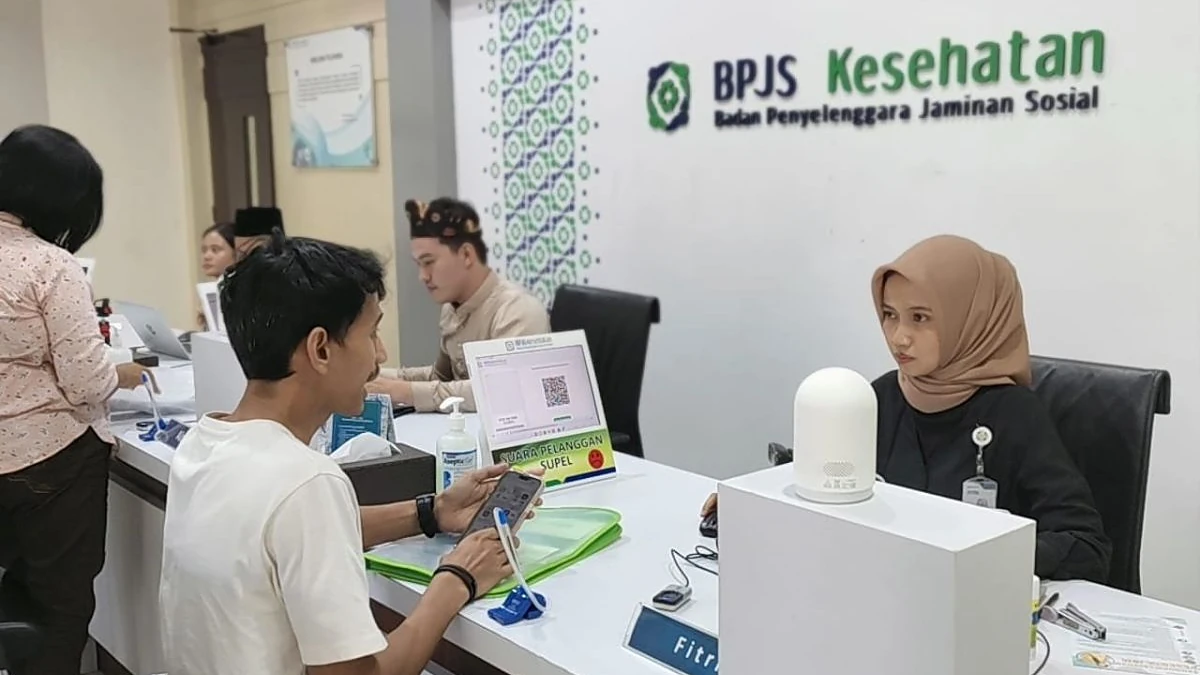 Petugas memeriksa data peserta BPJS Kesehatan di layar komputer pada fasilitas pelayanan kesehatan