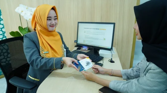 Nasabah menabung untuk perencanaan haji dan umrah di BSI