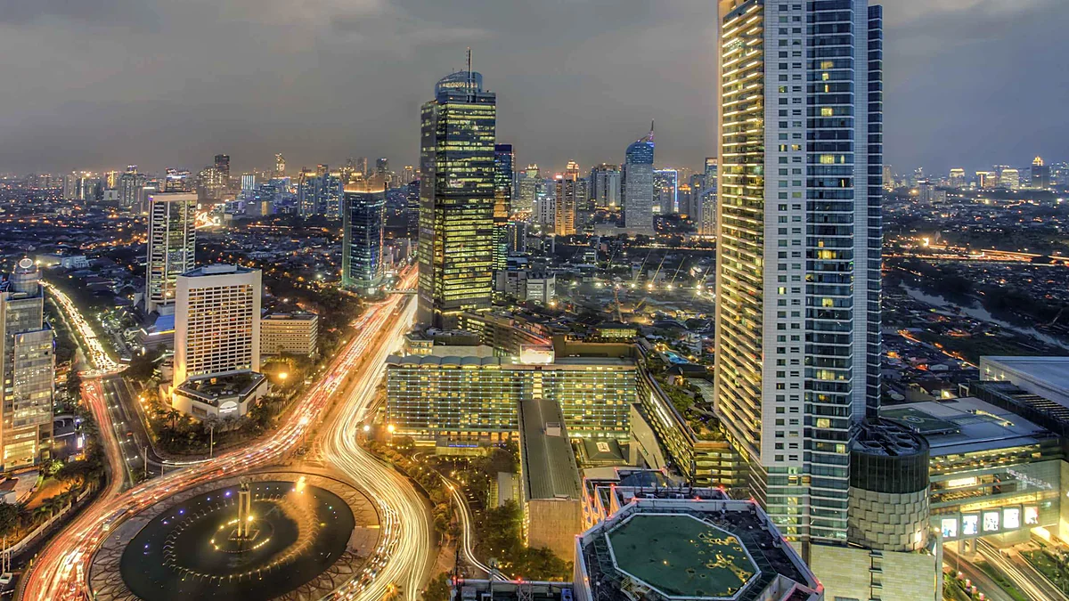 Kawasan Bundaran Hotel Indonesia pada malam hari dengan Monumen Selamat Datang, gedung Hotel Indonesia Kempinski, Mandarin Oriental Jakarta, dan Menara BCA
