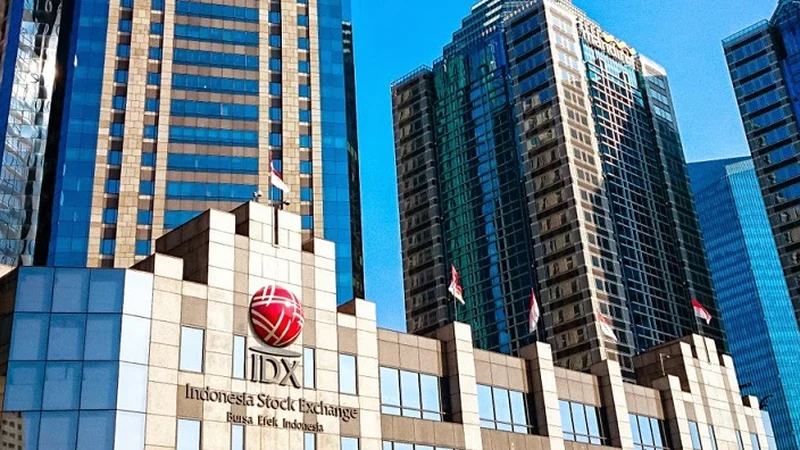 Gedung Bursa Efek Indonesia di kawasan Sudirman Central Business District Jakarta dengan logo IDX, tulisan Indonesia Stock Exchange dan Bursa Efek Indonesia, serta bendera Merah Putih pada siang hari