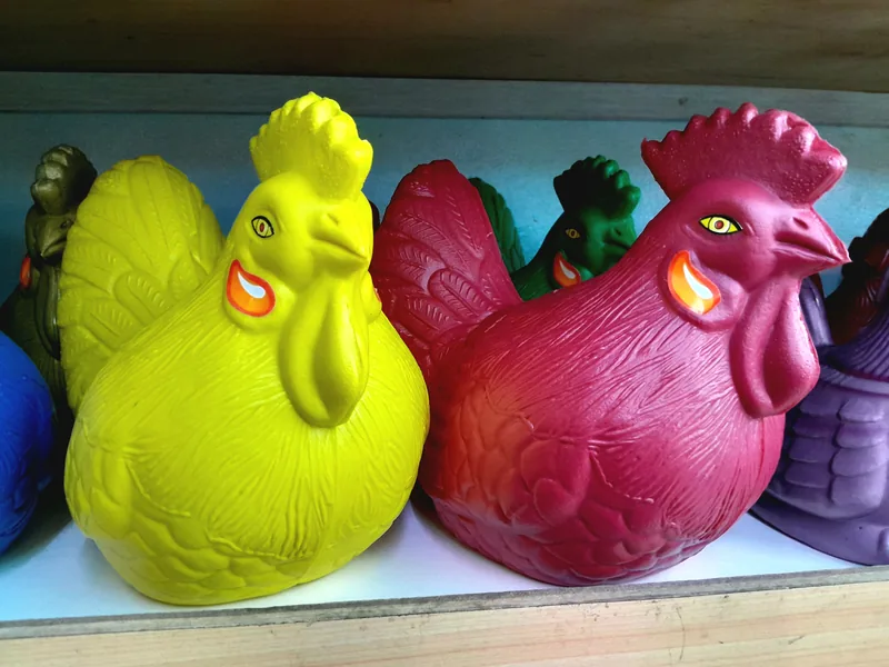 Celengan ayam plastik untuk menabung dengan target visual finansial