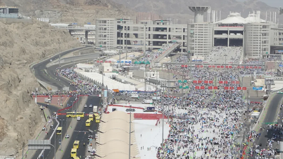 Ribuan jemaah haji berjalan memasuki kawasan kota Makkah Arab Saudi setelah melontar jumrah di Jamarat