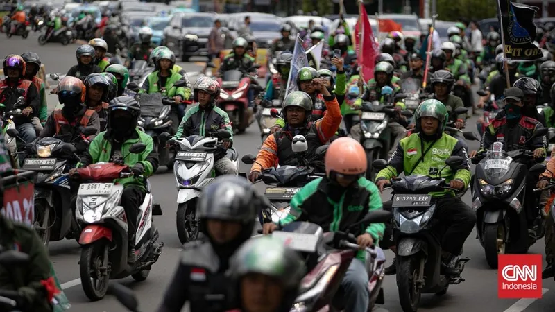 Aksi demonstrasi dan unjuk rasa ribuan pengemudi ojek online ojol menuntut penurunan potongan aplikasi dan kepastian hukum tarif