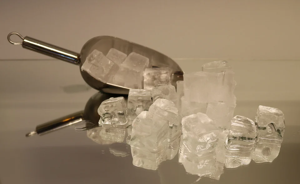 Es batu kristal bening siap jual dengan sekop stainless hasil produksi mesin es kristal rumahan