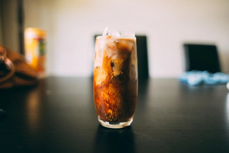 Es kopi di kafe - salah satu pelanggan utama usaha es kristal
