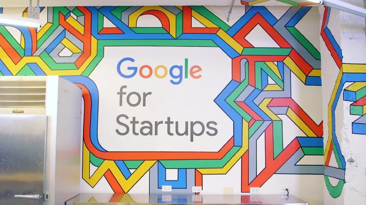 Dinding bertuliskan Google for Startups dengan huruf besar berwarna biru, merah, kuning, dan hijau