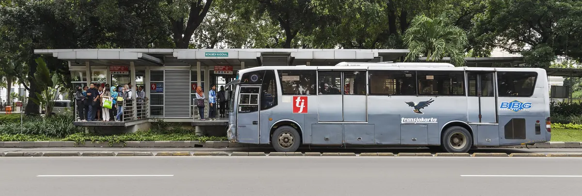 Bus TransJakarta di halte Monumen Nasional, ilustrasi rute alternatif saat rekayasa lalu lintas Jakarta