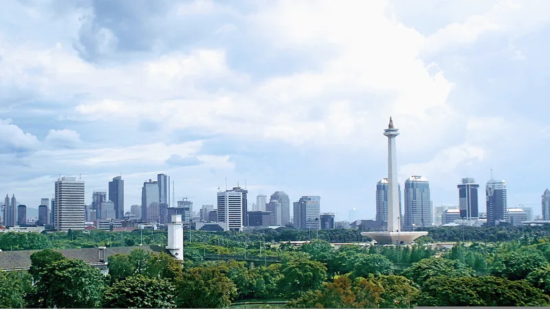 Pemandangan lanskap perkotaan dan kawasan pemukiman di Jakarta untuk ilustrasi harga tanah dan investasi properti