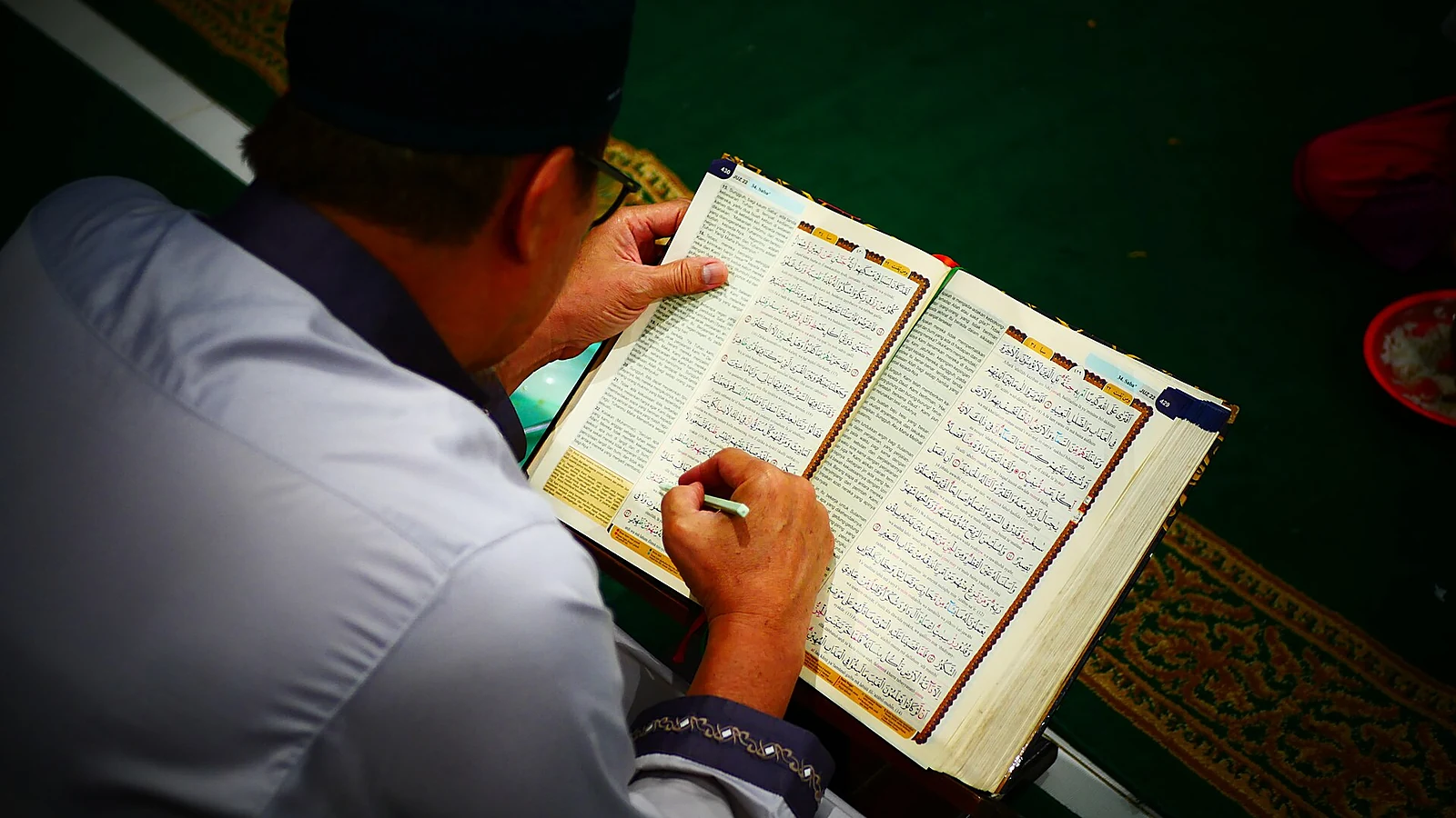 Jemaah membaca Al-Qur'an di Masjid Ubay bin Ka'ab pada malam 21 Ramadan 1446 H sebagai gambaran sumber utama aturan waris Islam