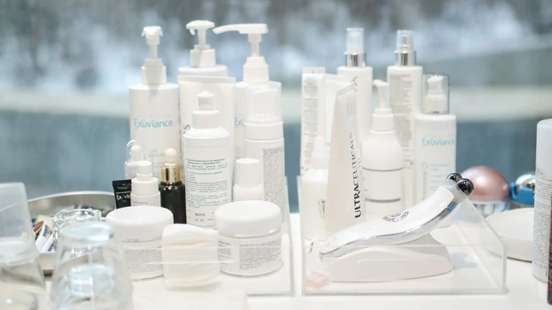Deretan produk perawatan kulit dan botol kosmetik di atas meja perawatan klinik kecantikan