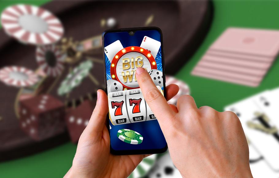 Ilustrasi seseorang bermain judi slot online di layar ponsel cerdas