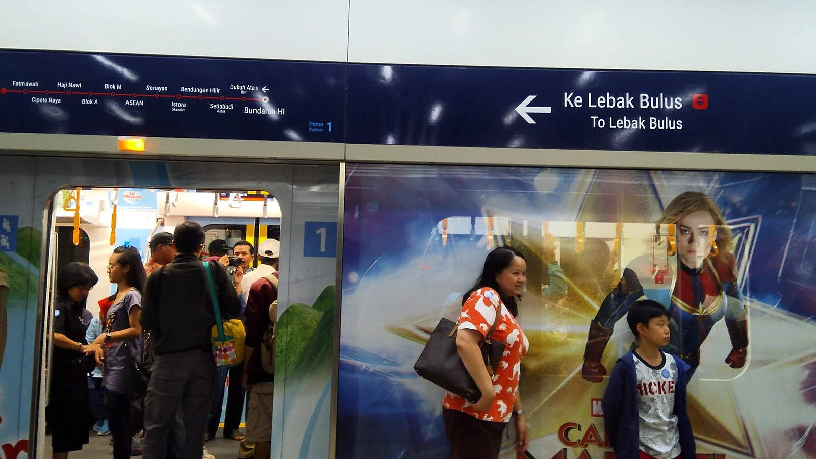 Penumpang berdiri di area Stasiun MRT Bundaran HI, Jakarta, sebagai gambaran pengguna transportasi umum yang dikelola Pemprov DKI