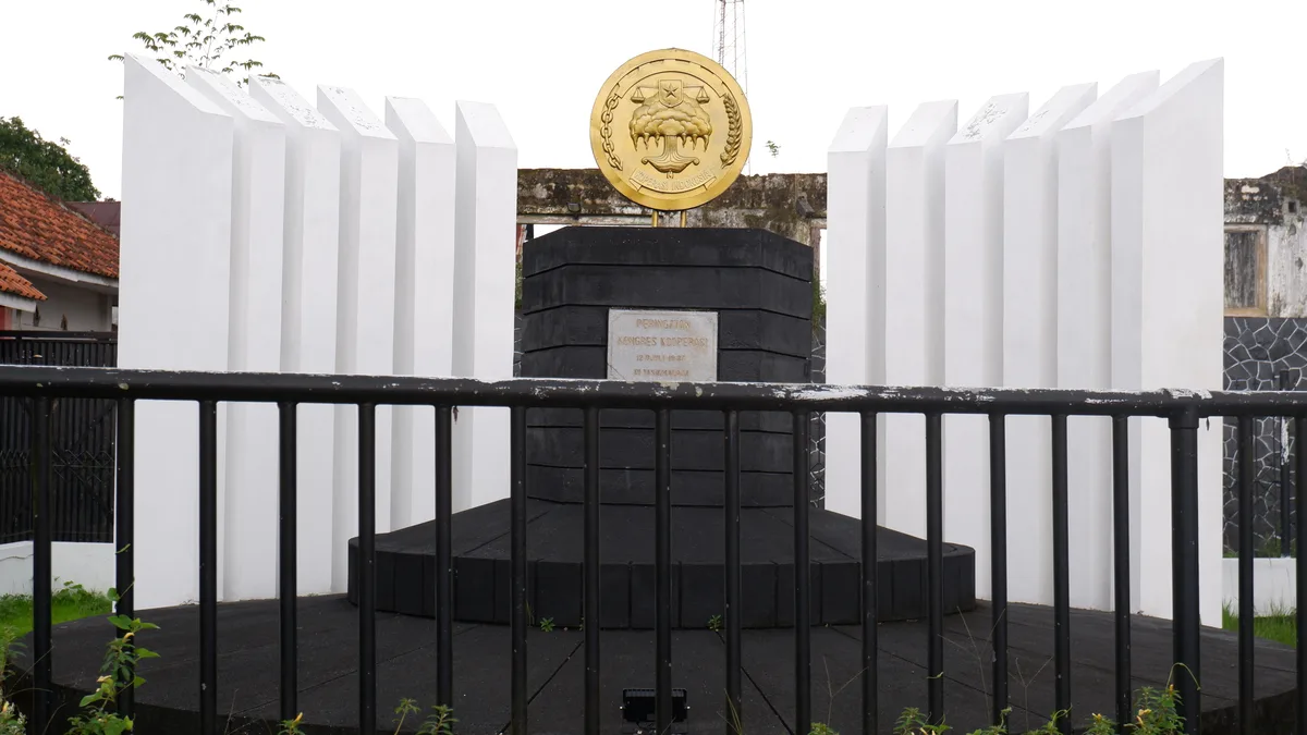 Tugu Koperasi Indonesia lambang gerakan ekonomi kerakyatan dan rencana pembentukan Koperasi Desa Merah Putih