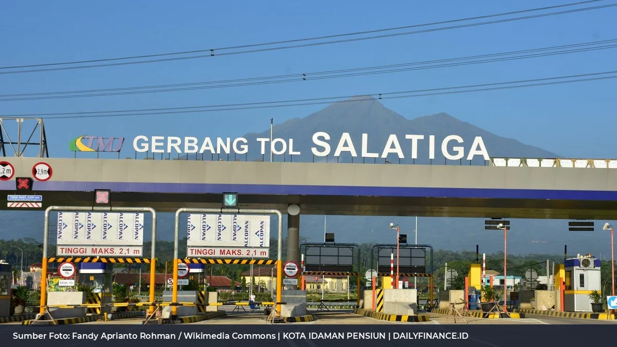 Pemandangan Gerbang Tol Salatiga Berlatar Gunung Merbabu Kota Usia Harapan Hidup Tertinggi Indonesia