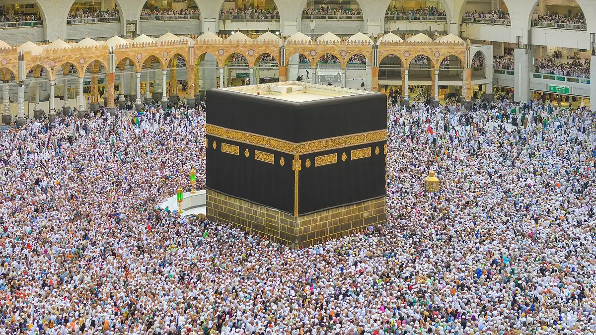 Suasana Masjidil Haram dan Ka'bah di Makkah sebagai ilustrasi promo haji dan umrah BSI International Expo 2026