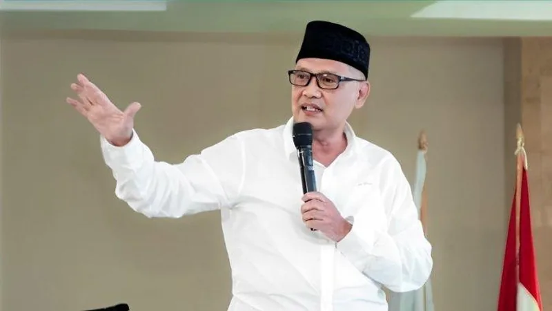 Menteri Haji dan Umrah KH Mochamad Irfan Yusuf atau Gus Irfan berbicara memegang mikrofon dalam konferensi pers