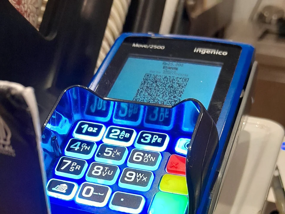 Mesin EDC menampilkan kode QRIS untuk pembayaran - cara buat QRIS lewat aplikasi DANA Bisnis
