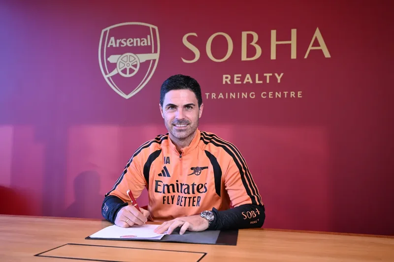 Momen resmi Mikel Arteta menandatangani perpanjangan kontrak bersama Arsenal di Sobha Realty Training Centre