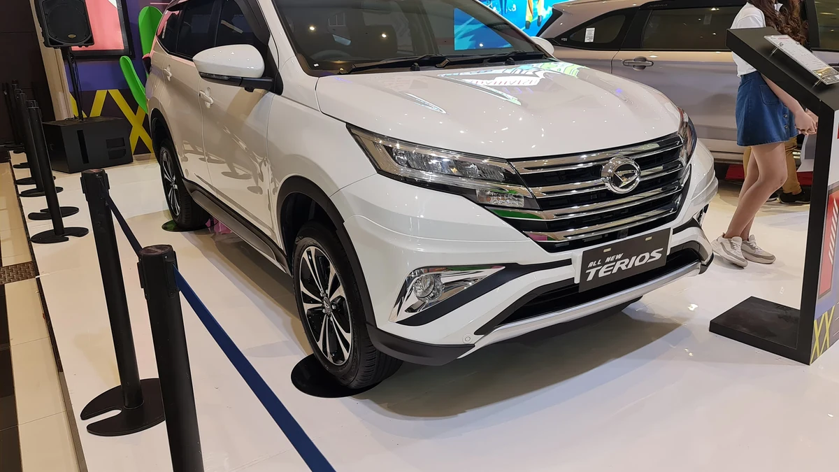 Daihatsu Terios 1.5 R Deluxe berwarna putih dipamerkan di gelaran IIMS di Surabaya