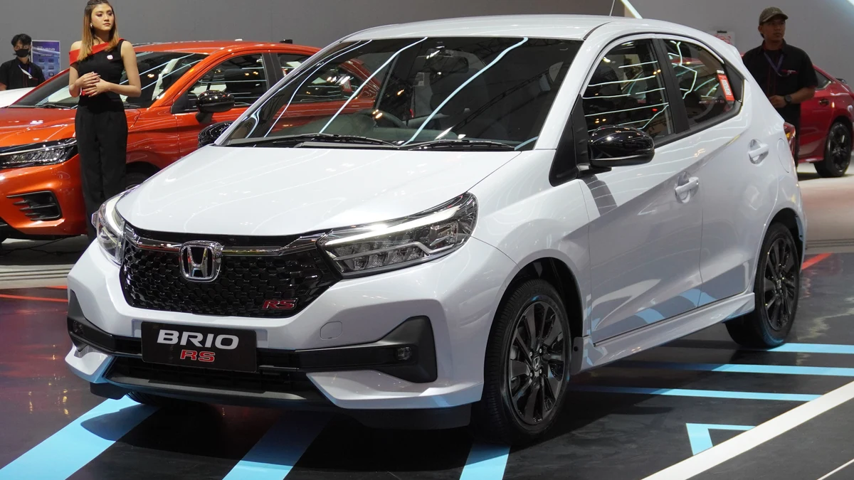 Honda Brio RS putih dilihat dari bagian depan di gelaran IIMS