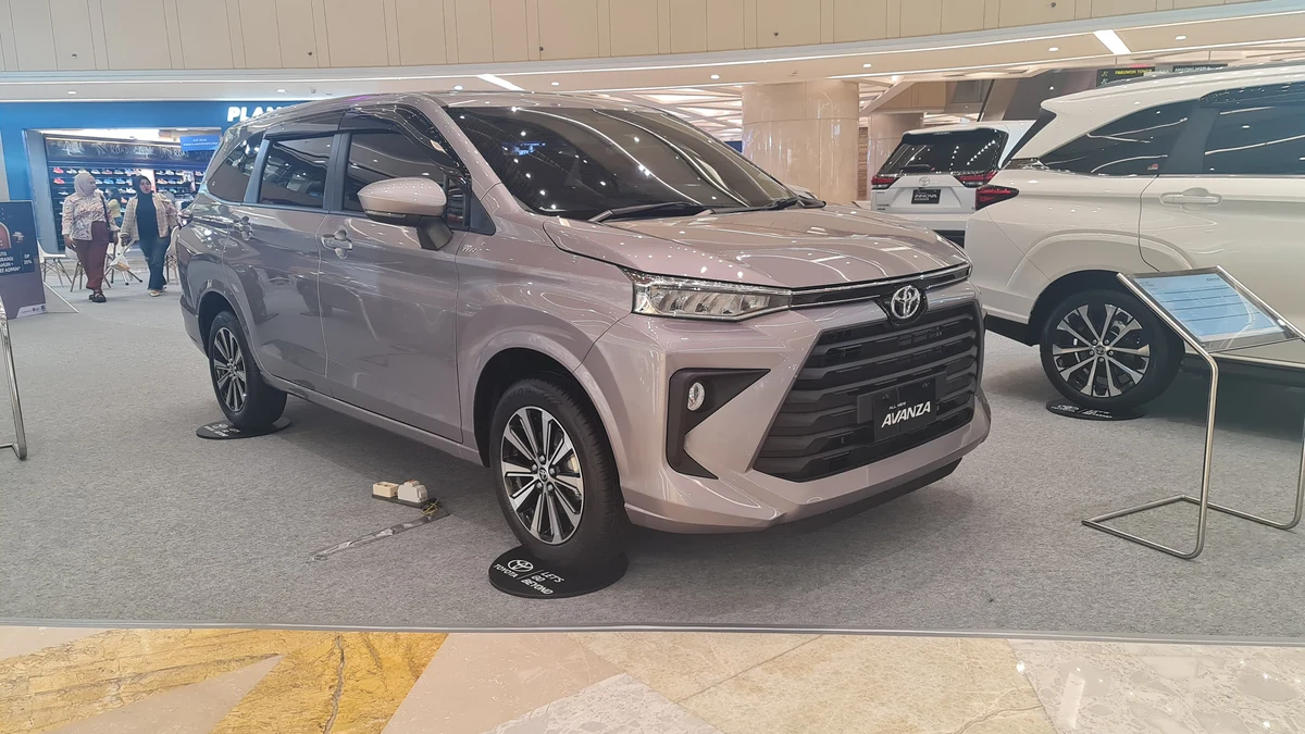 Toyota Avanza 1.5 G berwarna perak dipamerkan di Tunjungan Plaza, Surabaya