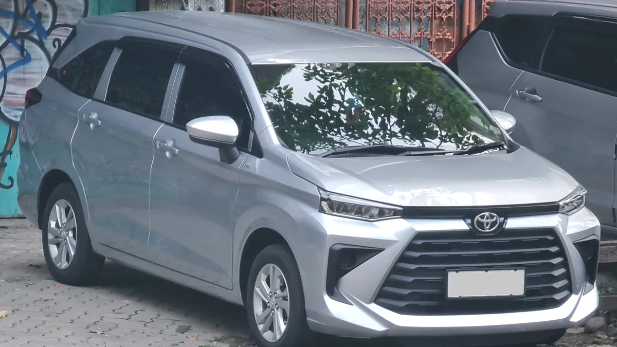 Toyota Avanza 1.3 E berwarna putih dipamerkan di pusat kota Surabaya, Jawa Timur