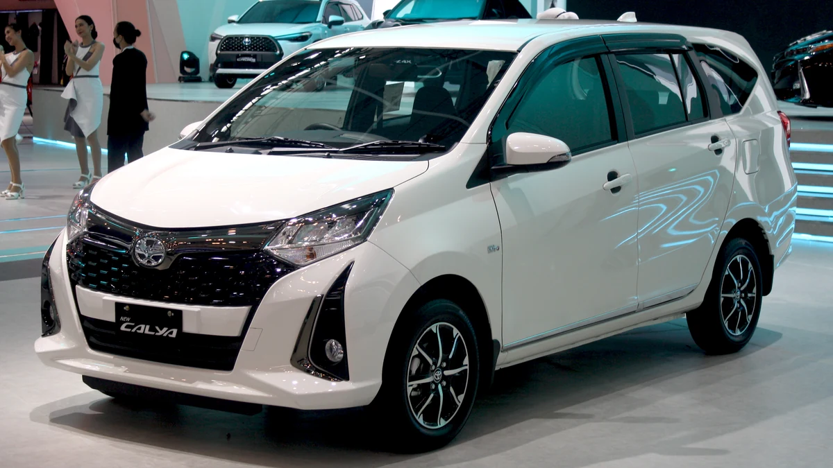 Toyota Calya G putih ditampilkan di gelaran Gaikindo di Tangerang, Banten