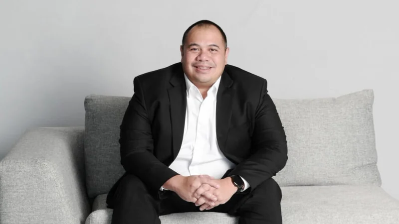 Potret Pandu Patria Sjahrir, Chief Investment Officer Danantara, berjas hitam di depan latar abu-abu