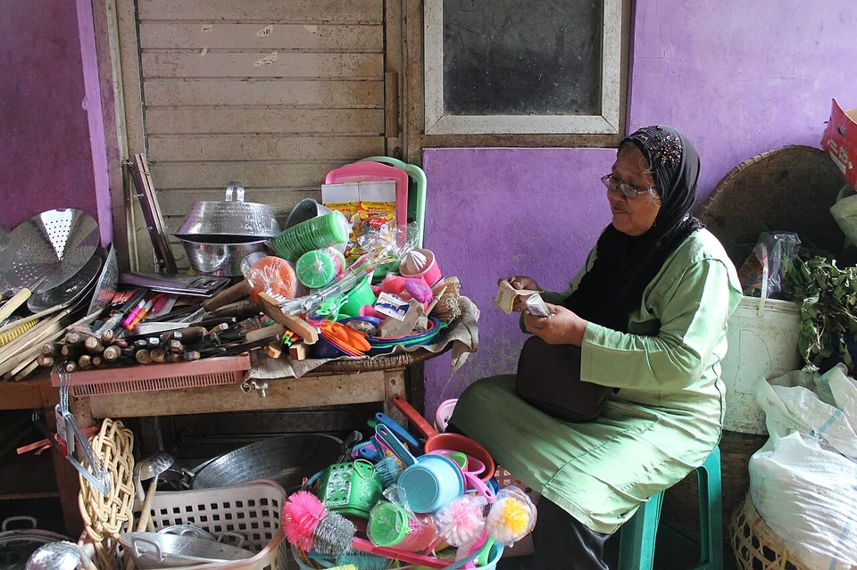 Pedagang pasar tradisional Indonesia - calon pengguna QRIS untuk usaha kecil
