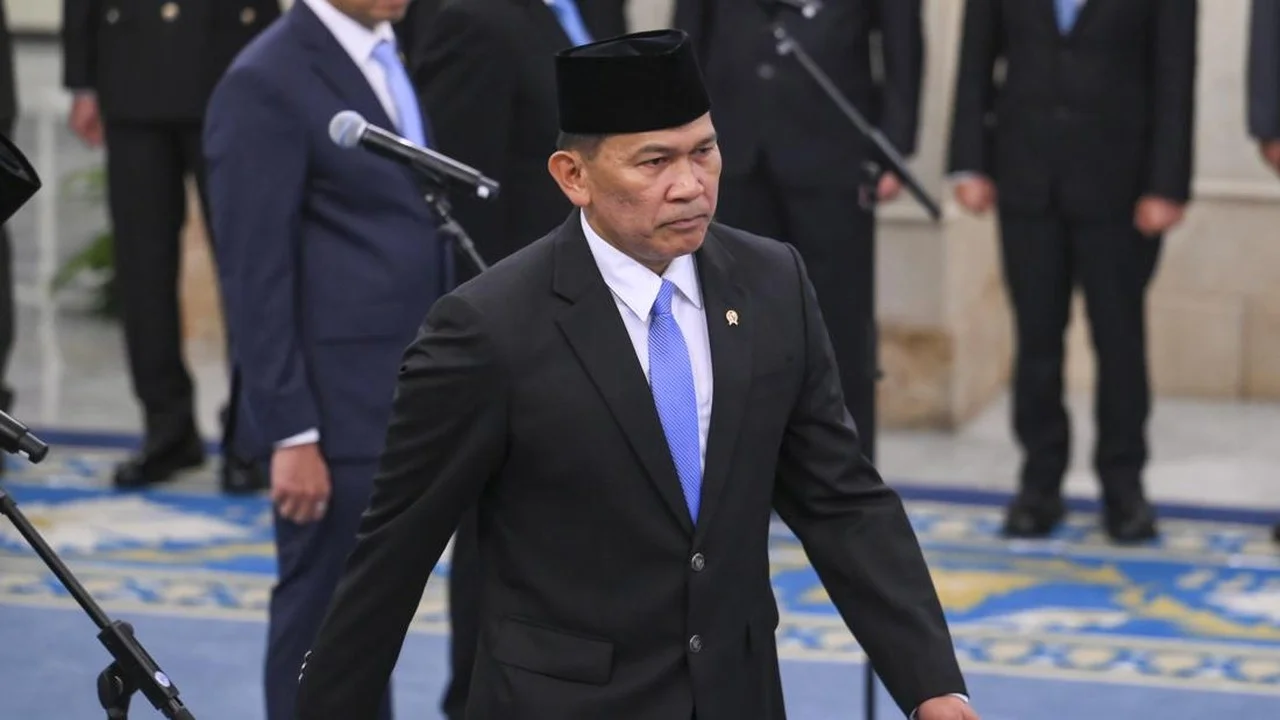 Letjen TNI Kristomei Sianturi berjalan saat dilantik Presiden Prabowo Subianto menjadi Kepala BNPB di Istana Negara Jakarta