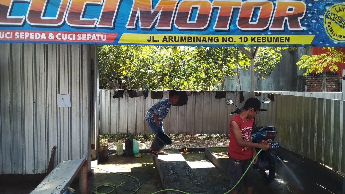 Usaha jasa pencucian sepeda motor sistem hidrolik di kawasan perkotaan yang menawarkan pembersihan kolong sasis secara total