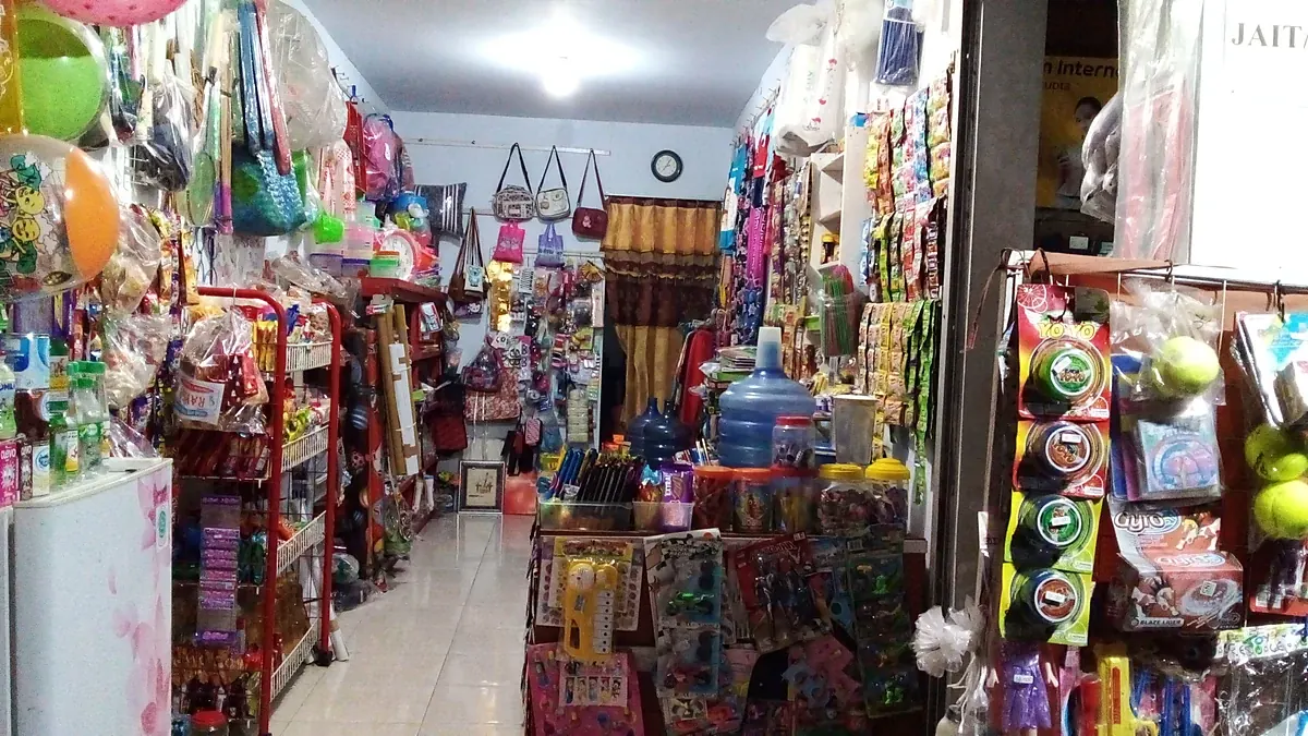 Suasana warung kelontong UMKM di Indonesia dengan susunan barang dagangan