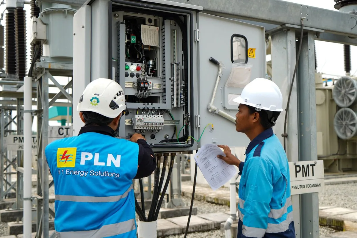 Petugas PLN memeriksa gardu listrik untuk memastikan pasokan aman di Batam
