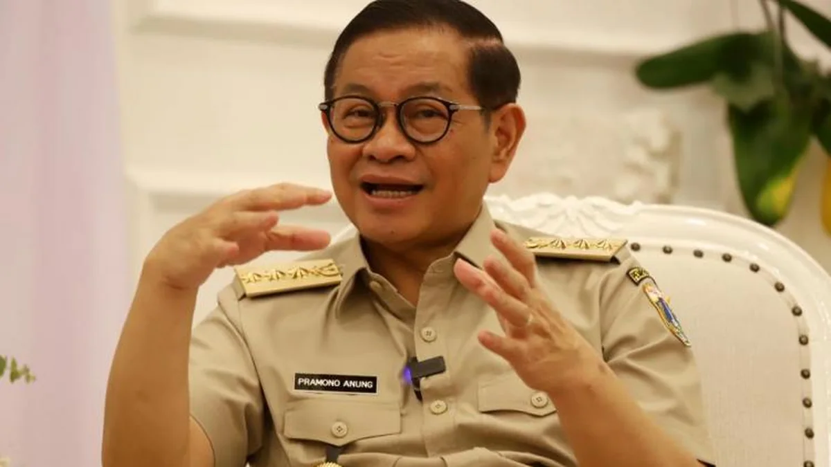Gubernur DKI Jakarta Pramono Anung mengenakan pakaian dinas harian dengan tanda jabatan, berbicara sambil gestur di ruang resmi Pemerintah Provinsi DKI Jakarta