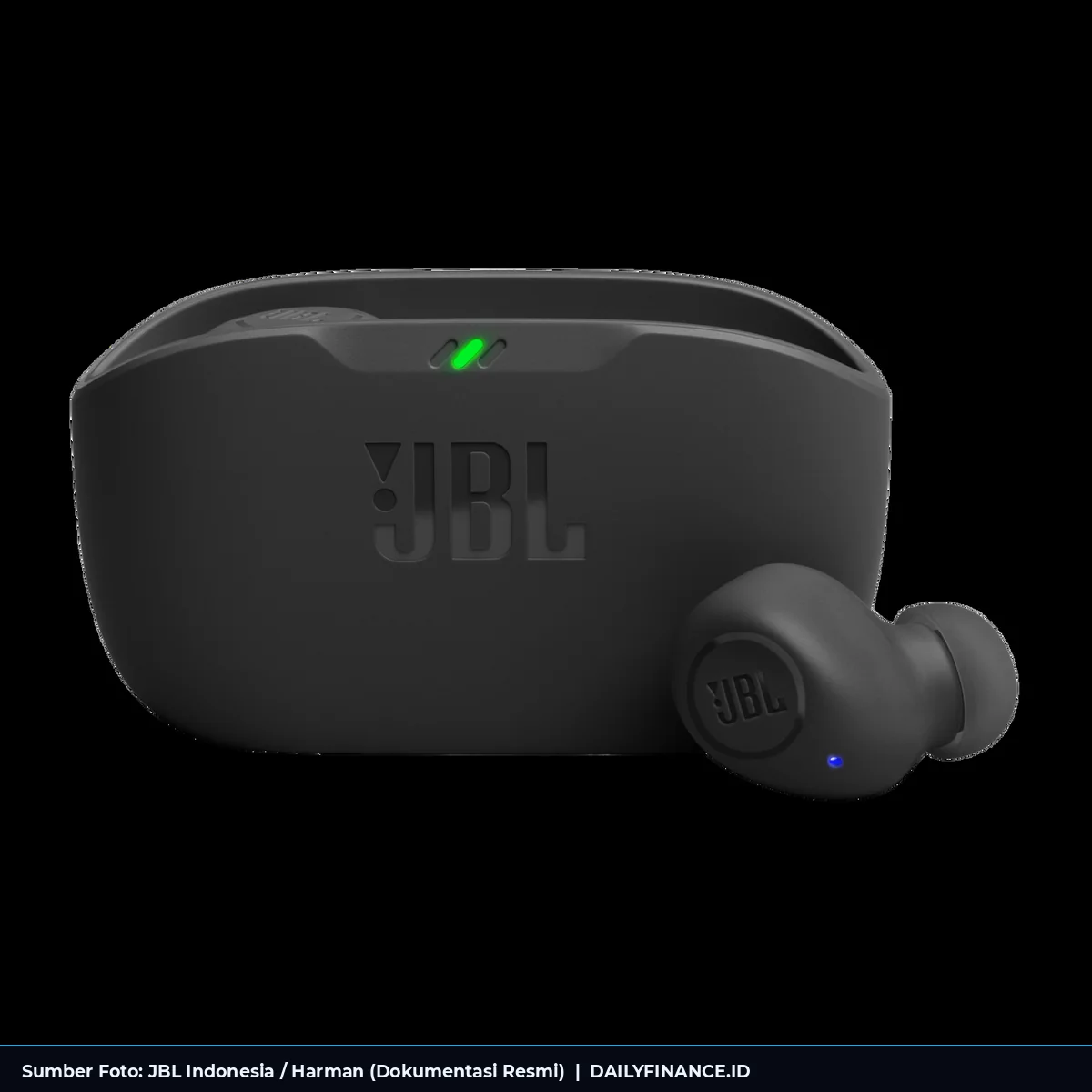 JBL Wave Buds 2 berwarna hitam dengan charging case dan indikator hijau