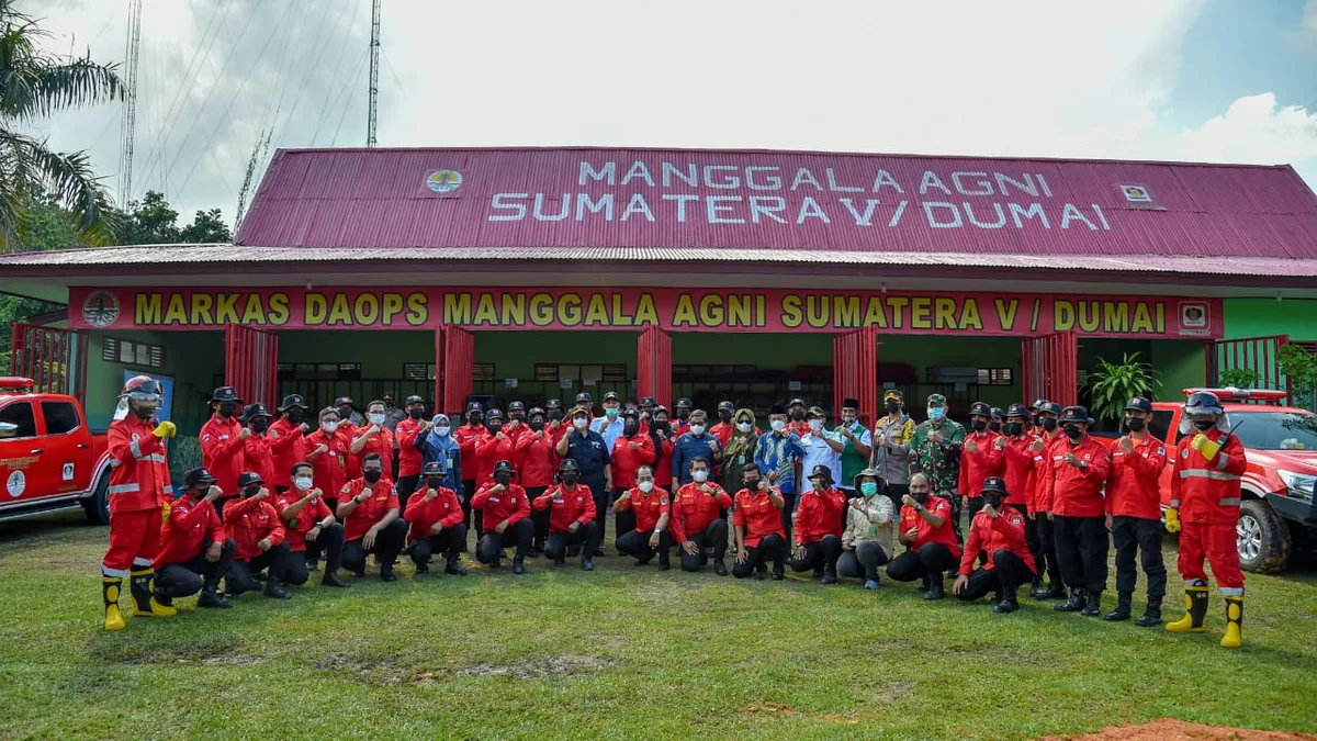 Personel Manggala Agni memadamkan kobaran api dan bara gambut di pedalaman Kalimantan