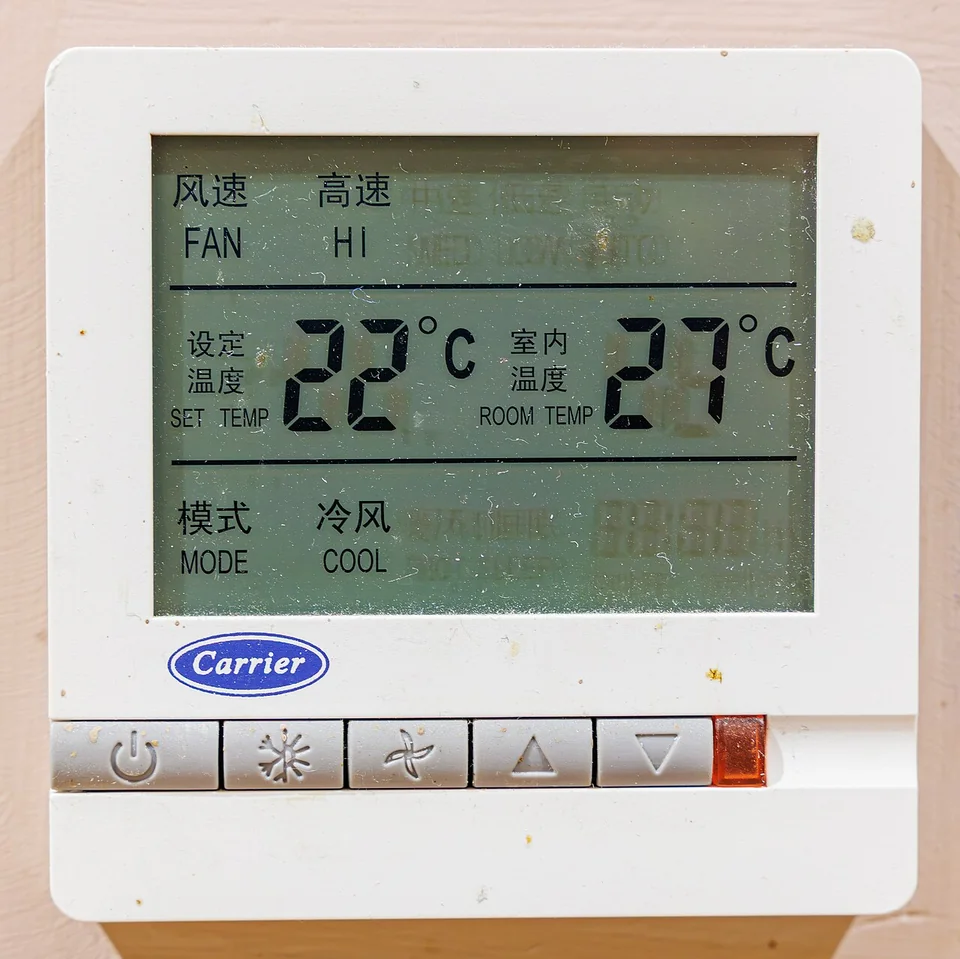 Remote control AC menampilkan setting suhu dan mode COOL untuk hemat listrik