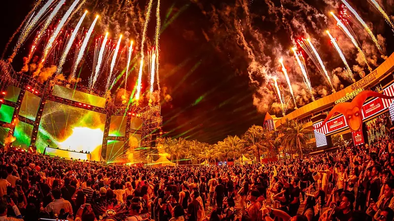 Suasana panggung utama Scream or Dance Festival, festival musik bertema Halloween di Jakarta, dengan lampu warna-warni dan kerumunan penonton
