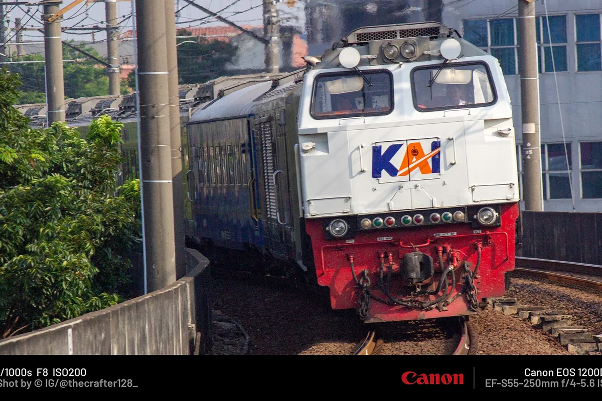 Kereta milik KAI melintas di kawasan Stasiun Juanda Jakarta