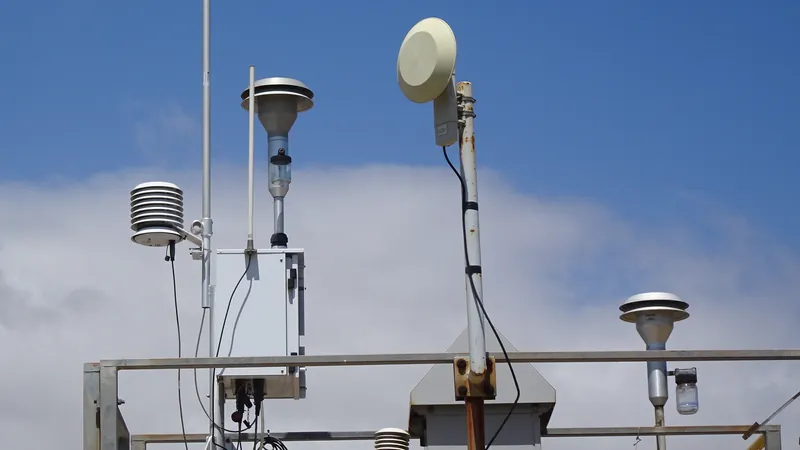Rangkaian inlet sensor partikulat PM2.5 dan antena telemetri pada stasiun pemantau kualitas udara otomatis