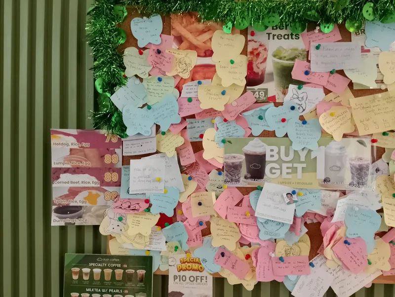 Sticky notes berwarna-warni ditempel sebagai pengingat di dinding